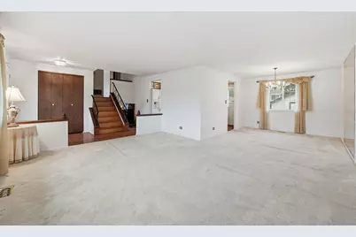 218 Desmond Drive, Schaumburg, IL 60193 - Photo 7