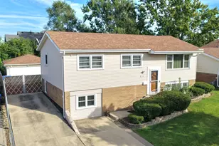 9001 S Maple Ln, Hickory Hills, IL 60457 - Photo 1