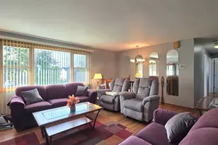 9001 S Maple Ln, Hickory Hills, IL 60457 - Photo 7