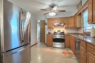 9001 S Maple Ln, Hickory Hills, IL 60457 - Photo 3