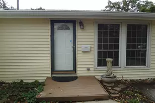 423 Blackhawk Ave, Carpentersville, IL 60110 - Photo 5