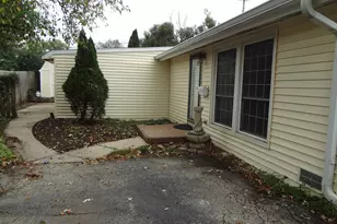 423 Blackhawk Ave, Carpentersville, IL 60110 - Photo 3