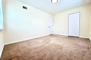 640 Gray Ct, Wheeling, IL 60090 - Photo 9