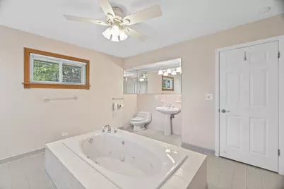 1102 W Burgoyne Road, Arlington Heights, IL 60004 - Photo 13