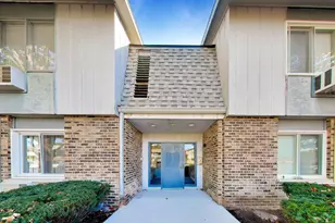 904 E Old Willow Rd, Prospect Heights, IL 60070 - Photo 1