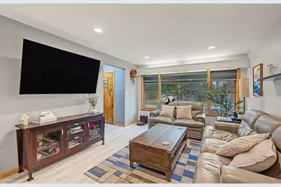 10712 S Avenue B, Chicago, IL 60617 - Photo 5