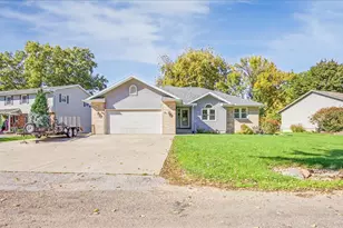18 W Circle Dr, Streator, IL 61364 - Photo 1