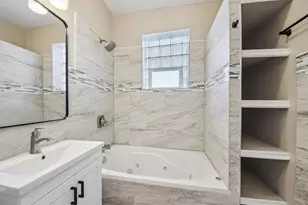 656 E Bowen Ave, Chicago, IL 60653 - Photo 17