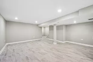 656 E Bowen Ave, Chicago, IL 60653 - Photo 35