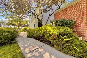 110 Pembroke Cir, Lake Bluff, IL 60044 - Photo 3