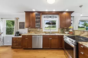 8425 Creekside Ln, Darien, IL 60561 - Photo 9