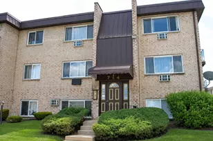 714 W Ivanhoe Ln, Mount Prospect, IL 60056 - Photo 1