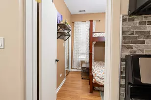 3906 W Montrose Ave, Chicago, IL 60618 - Photo 11