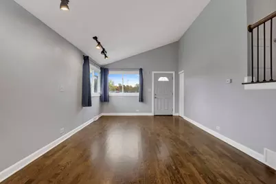 318 E Maple Avenue, Roselle, IL 60172 - Photo 3