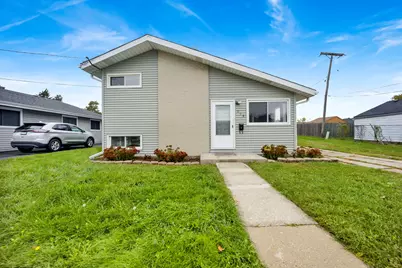 318 E Maple Avenue, Roselle, IL 60172 - Photo 1