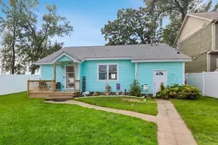 827 W Northeast Shore Dr, McHenry, IL 60051 - Photo 1