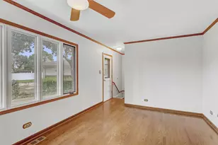 385 Pleasant St, Hoffman Estates, IL 60169 - Photo 5