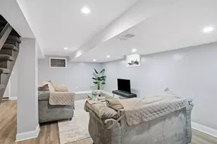 7450 S Bennett Ave, Chicago, IL 60649 - Photo 17