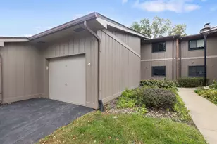 29W381 Emerald Green Dr, Warrenville, IL 60555 - Photo 3