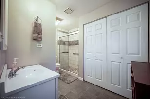 1027 Country Club Ln, Schaumburg, IL 60193 - Photo 9