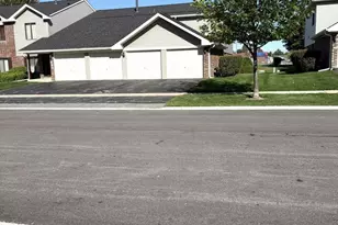 966 Cross Creek Dr, Roselle, IL 60172 - Photo 1