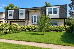 1113 S Cherrywood Dr, Mount Prospect, IL 60056 - Photo 1