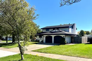 214 Cambridge Ln, Bloomingdale, IL 60108 - Photo 1