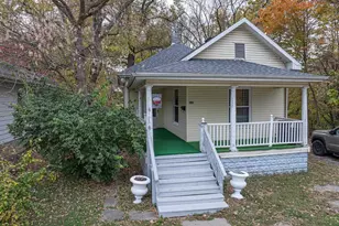 727 N Broadway Ave, Salem, IL 62881 - Photo 1