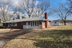 300 N 8th St, Earlville, IL 62932 - Photo 3