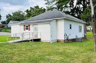 2417 1st St, Eldorado, IL 62930 - Photo 5