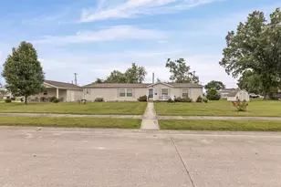 1111 S Jefferson St, Salem, IL 62881 - Photo 1