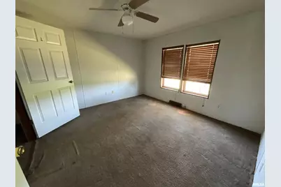 7106 Krutsinger Road, Kinmundy, IL 62854 - Photo 9