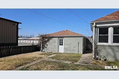 200 W Delaware Street, Fairfield, IL 62837 - Photo 7