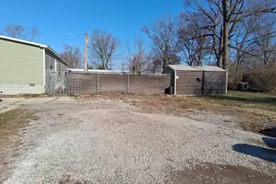 1300 Jackson Ave, Sandoval, IL 62882 - Photo 3