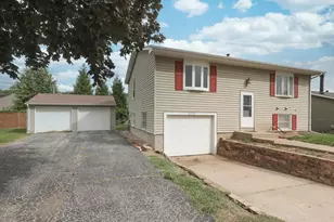512 W 16th Ave, Coal Valley, IL 61240 - Photo 3