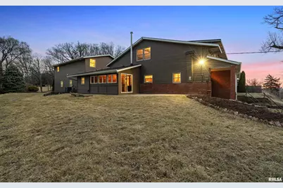 7216 Valley Drive, Bettendorf, IA 52722 - Photo 9