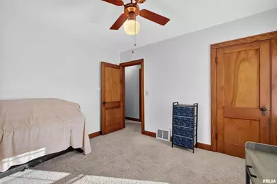 803 Holmes Street, Bettendorf, IA 52722 - Photo 19