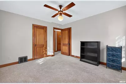 803 Holmes Street, Bettendorf, IA 52722 - Photo 17