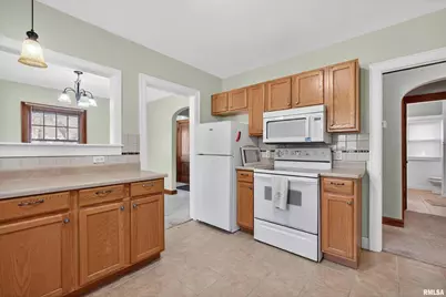 803 Holmes Street, Bettendorf, IA 52722 - Photo 13