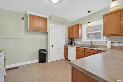 803 Holmes Street, Bettendorf, IA 52722 - Photo 11