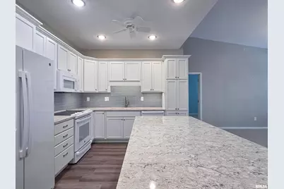 2592 Middle Road #313, Bettendorf, IA 52722 - Photo 13