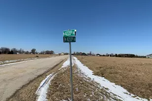 2447 N 4220th Rd, Sheridan, IL 60551 - Photo 1