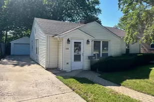 158 N Pershing Ave, Mundelein, IL 60060 - Photo 1