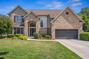 570 Mallard Point Dr, North Aurora, IL 60542 - Photo 1