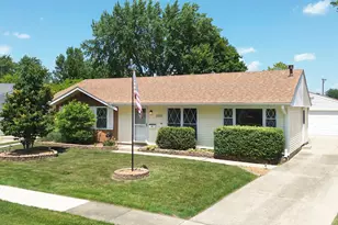 720 Suffolk Pl, Streamwood, IL 60107 - Photo 1