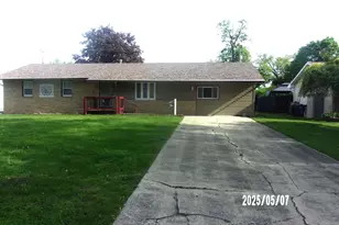 704 E Sycamore St, Watseka, IL 60970 - Photo 1