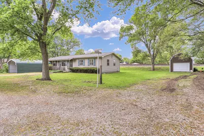 407 E Court Street, Fairmount, IL 61841 - Photo 1