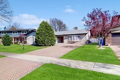 908 W Palm Drive, Mount Prospect, IL 60056 - Photo 1