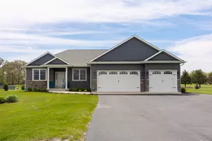 10499 E Shagbark Ln, Rochelle, IL 61068 - Photo 1