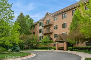 20 Trafalgar Square, Lincolnshire, IL 60069 - Photo 1